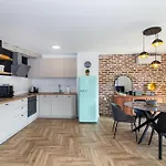 Vintage Parkside Whit Free Parking Near Center Apartament